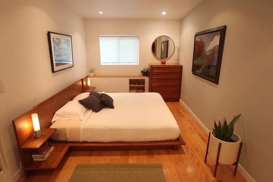 Building Photo - 2112 Lake Shore Ave