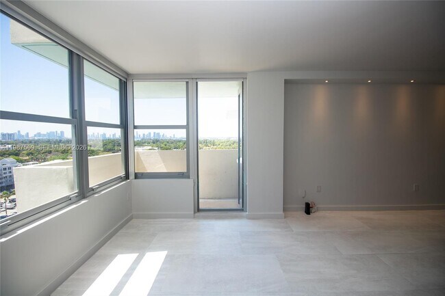 Building Photo - 2899 Collins Ave