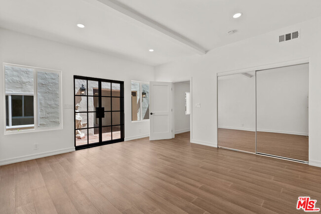 Building Photo - 1527 N Beverly Dr