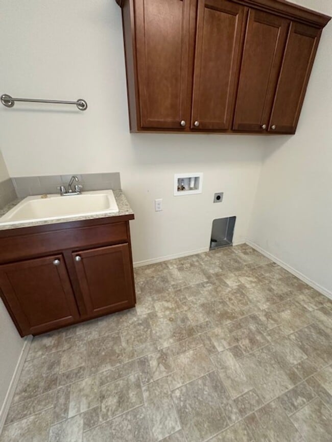 Building Photo - Spacious 3-Bedroom Home with Dedicated Off...
