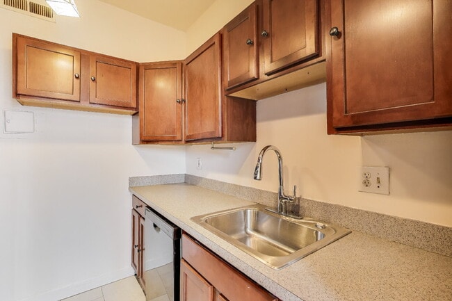 Building Photo - Modern comfort and classic charm!