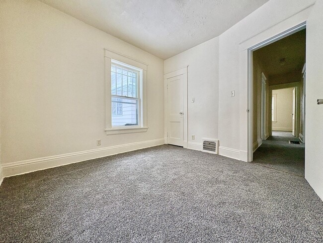 Building Photo - 1318 Lincoln Way East