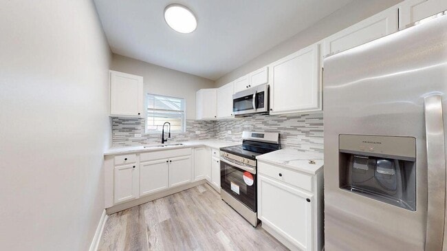 Building Photo - 1379 Roosevelt Pl