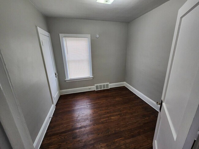 Building Photo - 8006 Laumar Ave