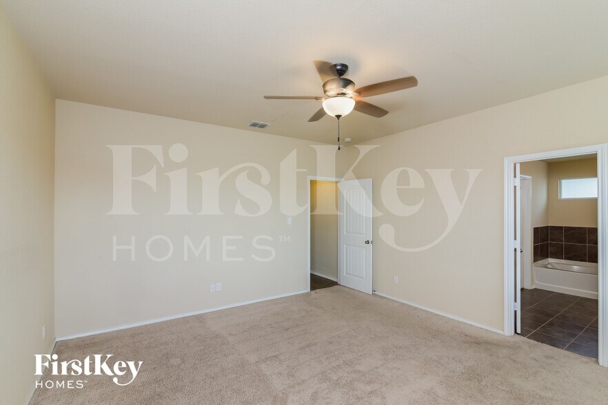 Building Photo - 7106 Phoebe View