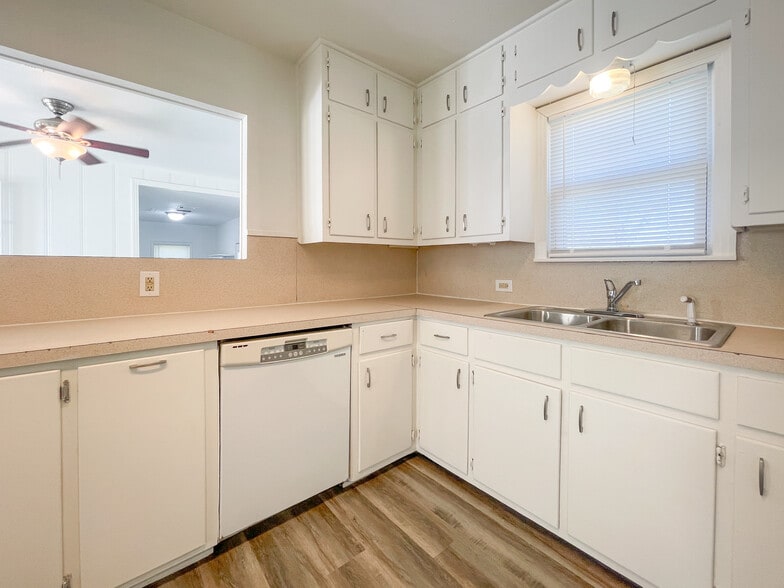 Building Photo - 701 N Barbara St