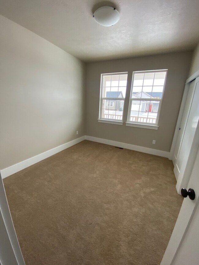 Building Photo - Beautiful 3-Bed, 2-Bath Home in The Arbors Subdivision