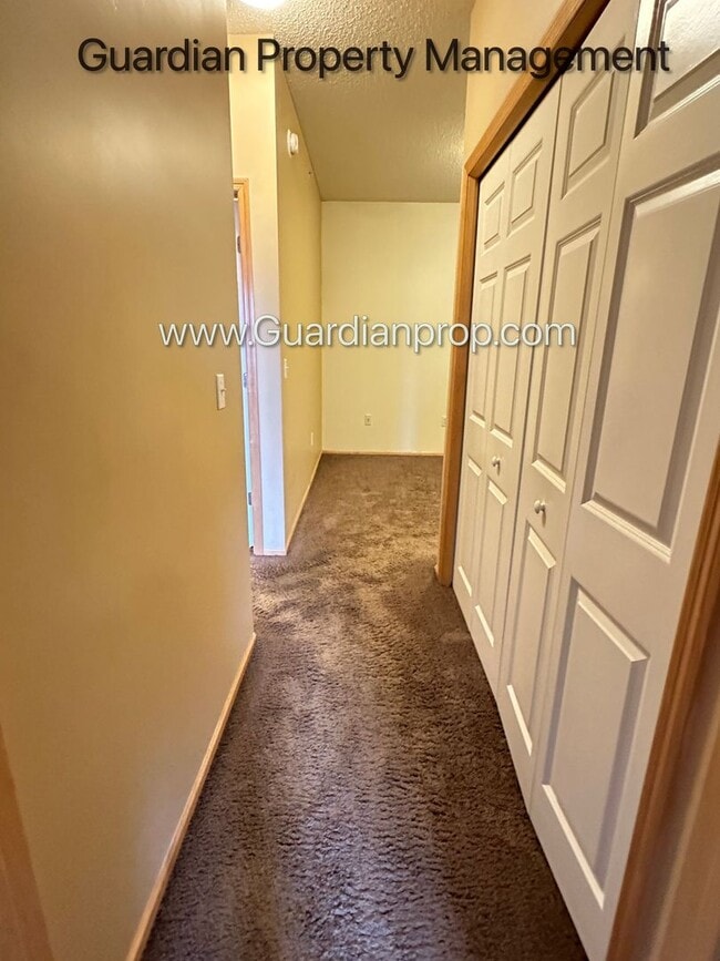 Building Photo - St Louis Park Town Home, Updated Kitchen, 2 Car Heated Garage, Walk Out Patio, Fireplace, W/D.