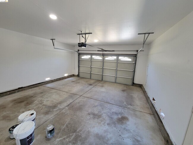 Building Photo - 2210 Sierra Ct