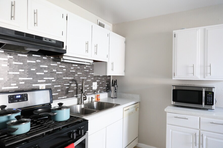 Microwave included! - 8612 Echo St