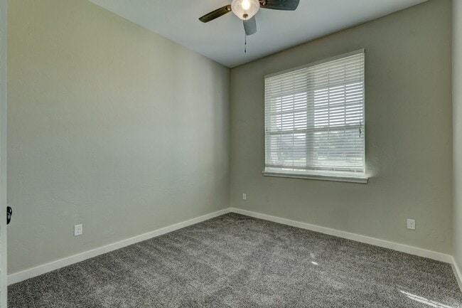 Building Photo - Desirable Home In Valencia Park!