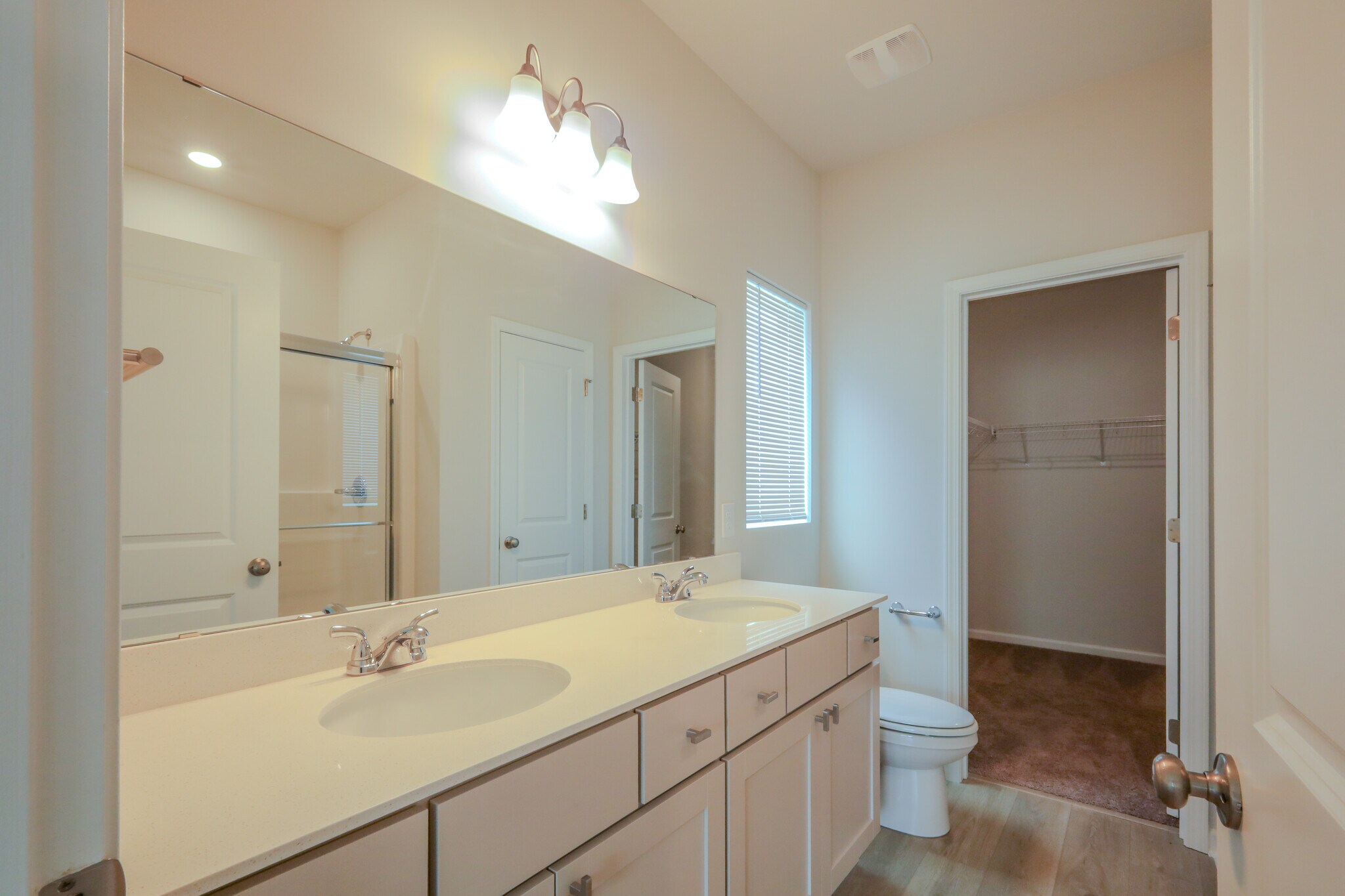 Master bath with double vanity - 1542 Alvin Pond Dr