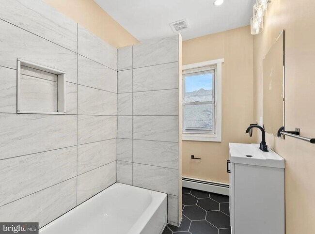 Building Photo - Charming 3BR House in Trenton