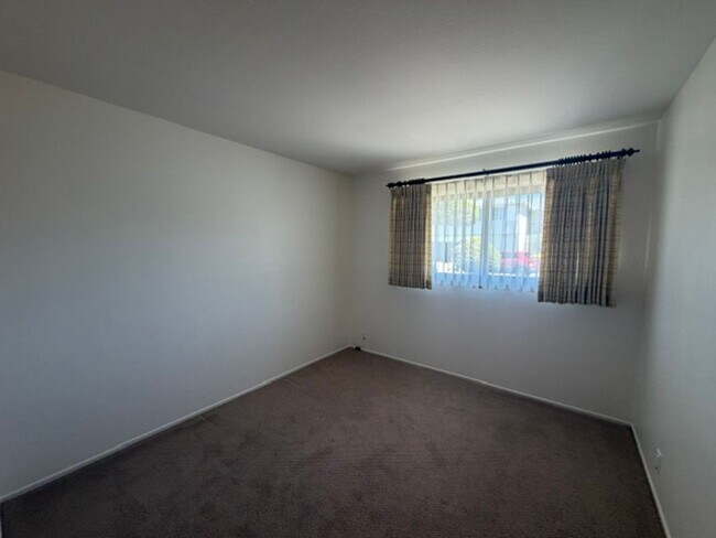 Building Photo - 460 Mariposa Dr