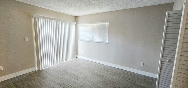 Building Photo - UNFURNISHED 2/2 VISTA ROYALE 55+