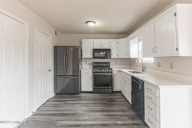 Building Photo - 6013 Fairridge Ct