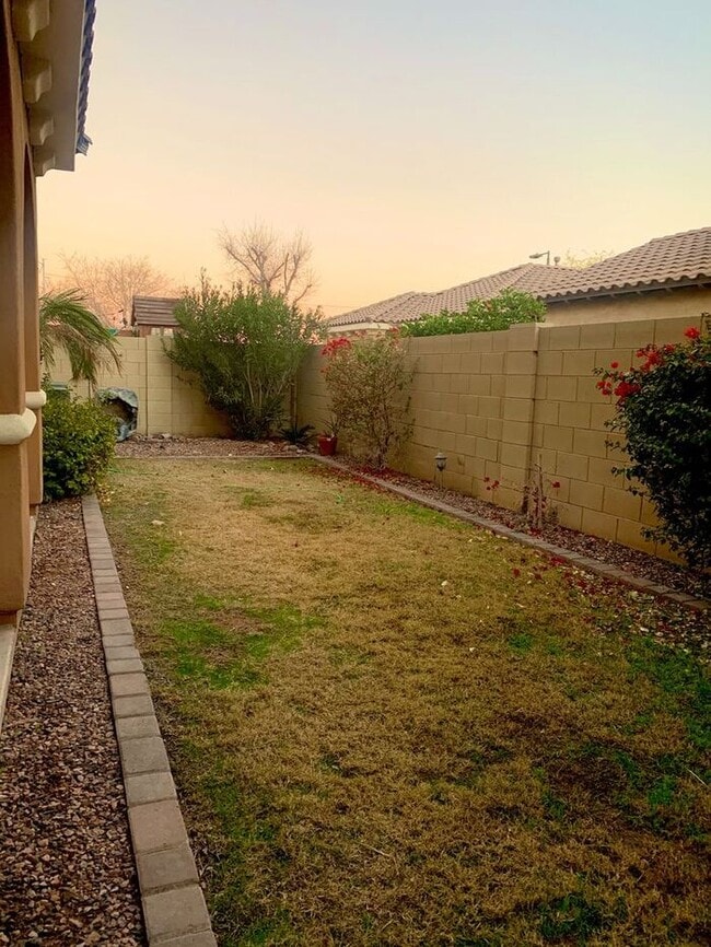 Building Photo - MOVE IN SPECIALS !! 4BD 3BA in South Tempe...