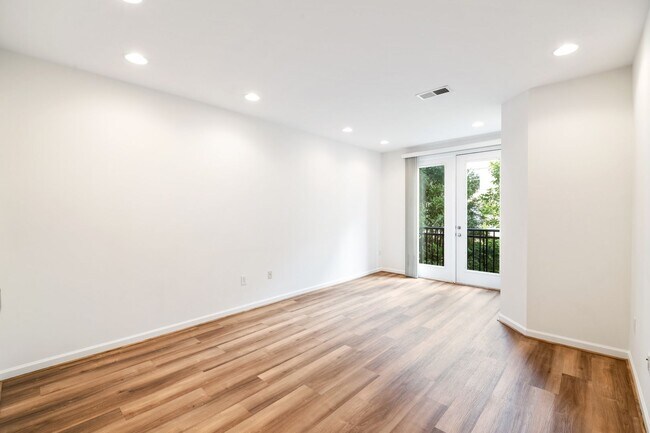 Building Photo - 1BR, 1Ba Condo in Walker Square