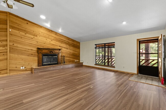 Building Photo - 103 E Miller Ct