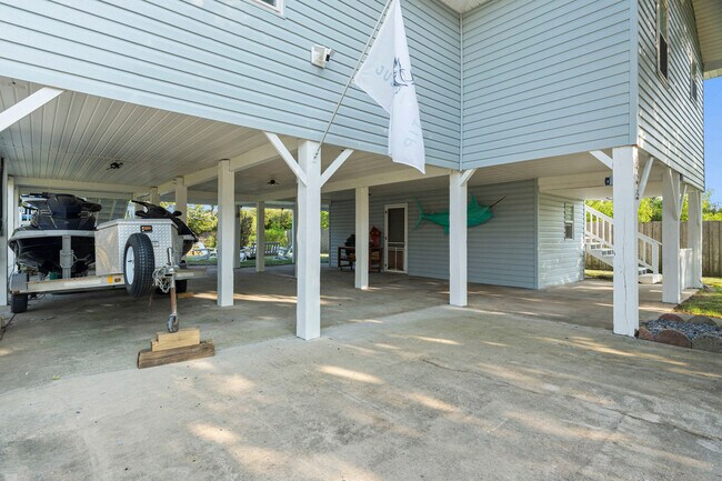 Building Photo - 806 Deer Dr