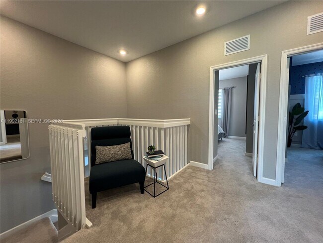 Building Photo - 680 SE 13th Ct