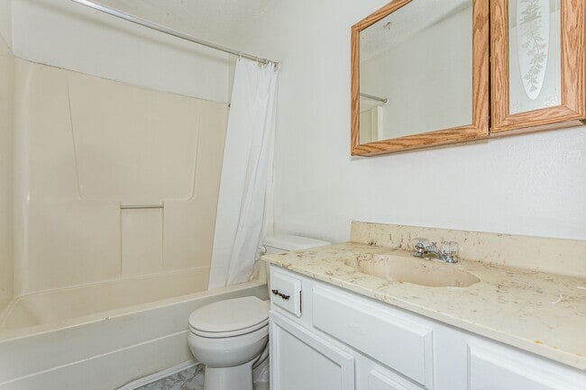 Building Photo - 2 bedroom 1 bath duplex