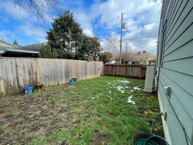 Building Photo - Cute Classic 1950s 2 Bd 1 Ba House + Bonus Room w/ Washer & Dryer, AC and Fenced Spacious Yard!