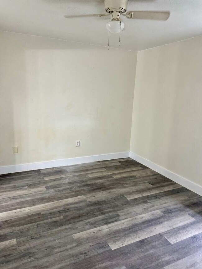 Building Photo - 3 Bedroom 2 Bath Winter Garden Townhome with Remodeled Kitchen and a Fenced Backyard!
