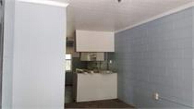 Building Photo - 2 BDRM 1 BATH