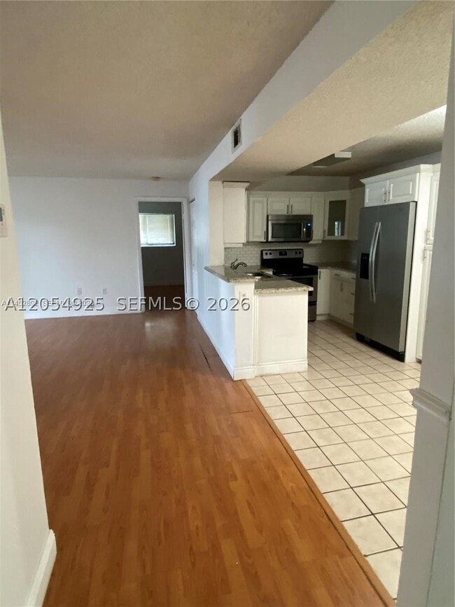 Building Photo - 208 Palm Cir W