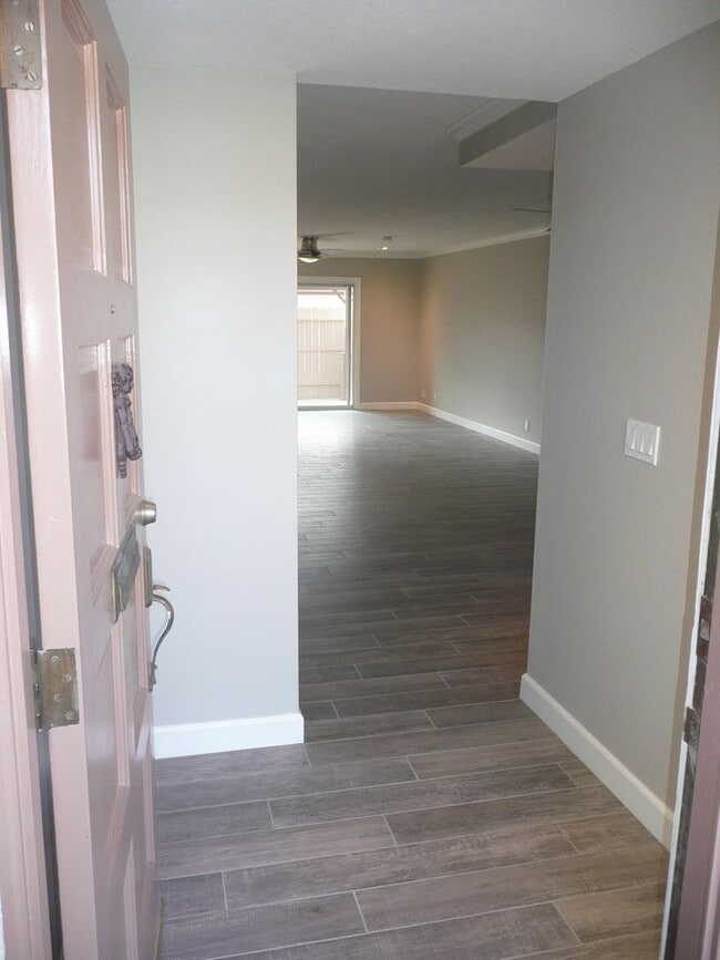 Building Photo - Great 2 bed/2bath in Tustin Villas