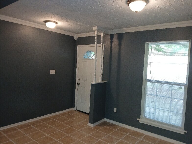 Building Photo - 105 E Woodcrest Dr