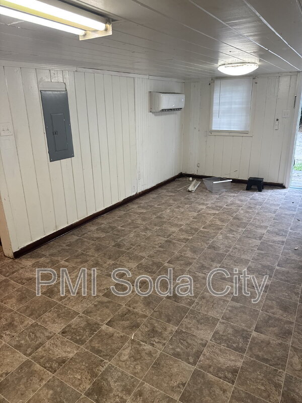 Building Photo - 211 E Brooks St