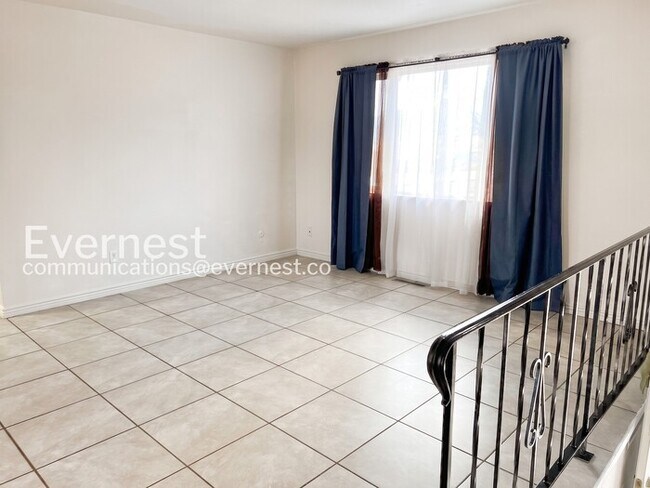 Building Photo - 3 Bed/2 Bath Home with Fenced Yard & Garage / Available Soon!