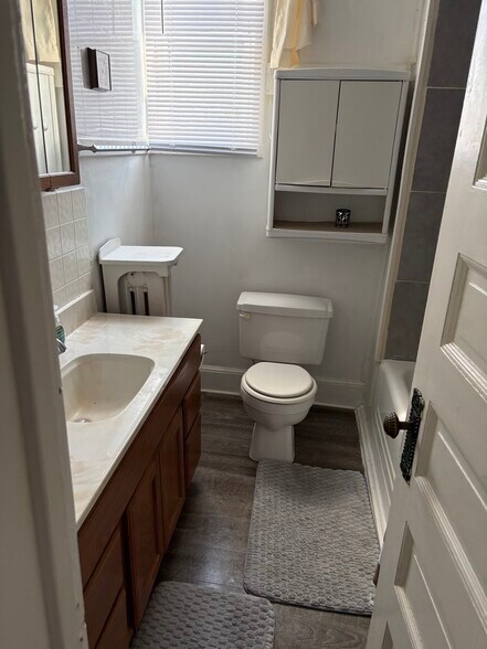 Building Photo - 589 E Losey St