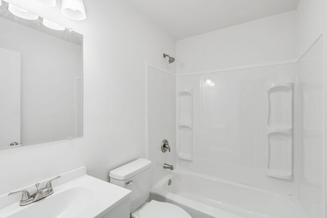 Building Photo - Newly Renovated 2 Bed/1 Bath Duplex 3 Mi t...