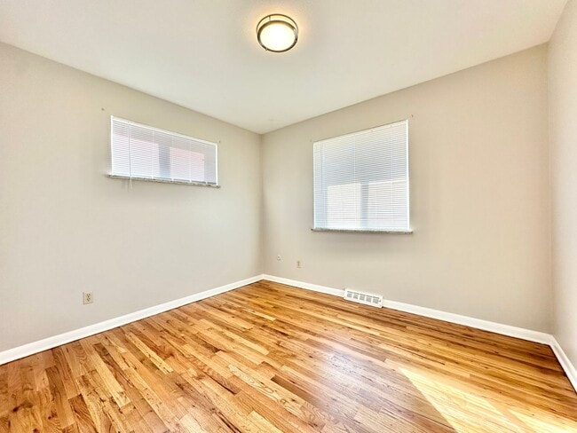 Building Photo - Modern and Spacious Duplex Style Home with...