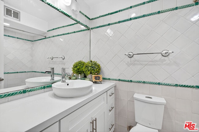 Building Photo - 6537 Green Valley Cir