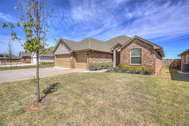 Building Photo - St James Park Home in Norman - Community Pool!  Available in April!