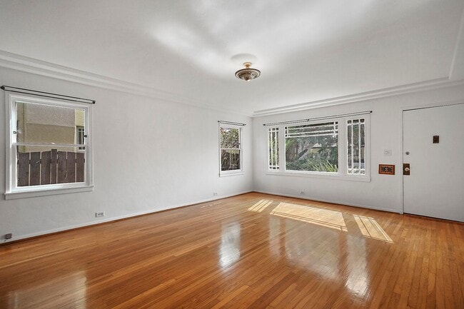 Building Photo - Enchanting Bungalow w/English Flower Garden in Venice- 2 Bedrooms 1 Bath