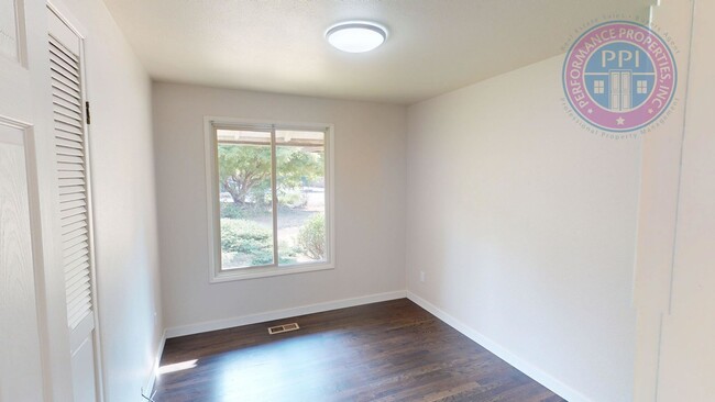 Building Photo - Lake Oswego - Single Level Ranch, Great Ne...