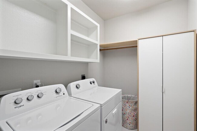 Building Photo - 515 Round Lake Dr