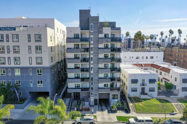 Primary Photo - 846-848 S Mariposa Ave