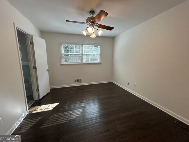 Building Photo - 729 Holly Dr
