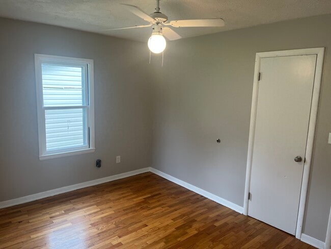 Building Photo - 212 W 5th St