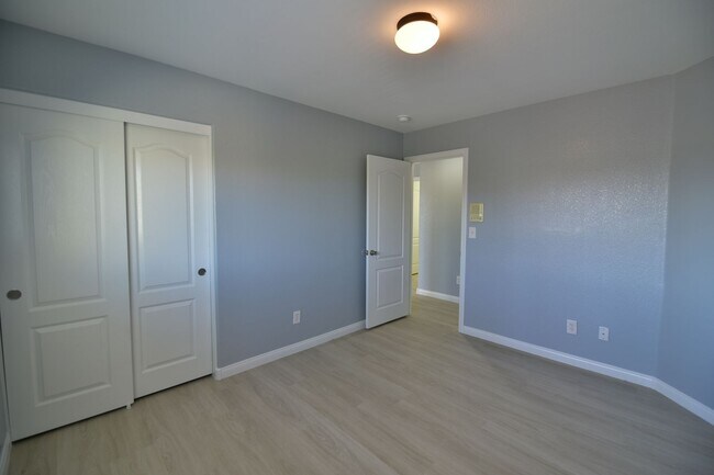 Building Photo - Spacious 4Bed/2Bath/2Car Home located in North Las Vegas w/ Pool!