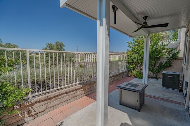 Building Photo - Charming 2-Bedroom Townhome in Valencia with Backyard & Community Amenities!