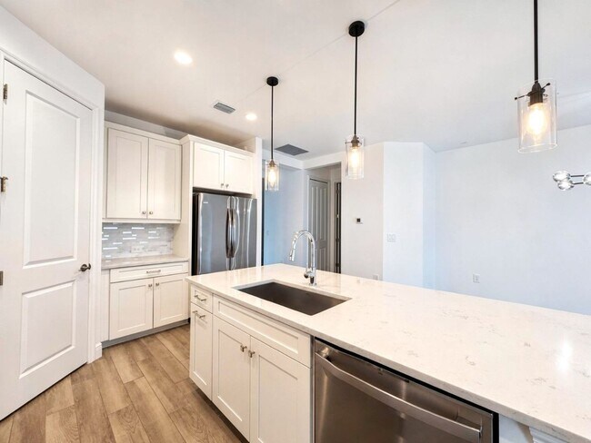 Building Photo - Lake View attached villa 2 bed/2 bath and a den