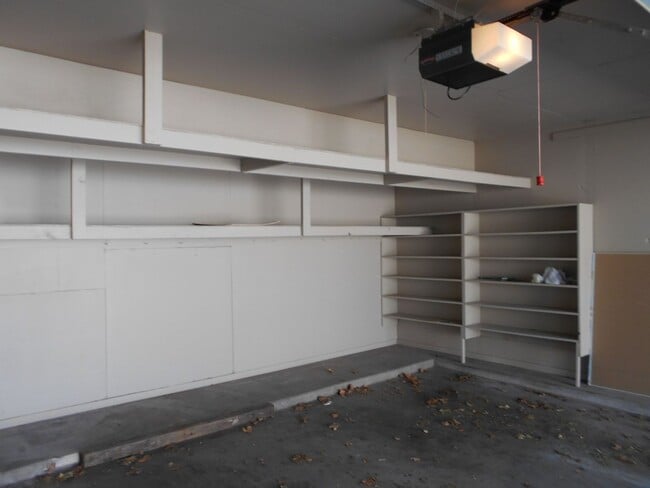 Building Photo - Very well maintained home with great location