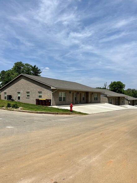 Building Photo - 200 Fairway Ln